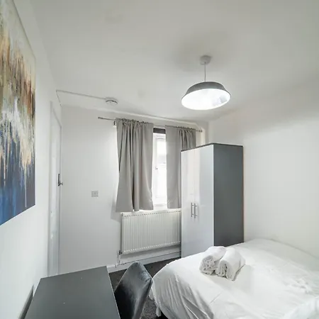 A Cozy In Holiday home Sheffield